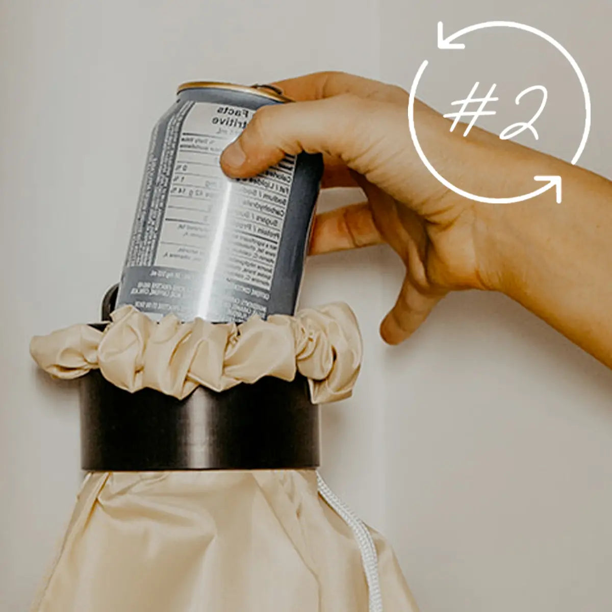 Sac CANTRAP installé sur le mur avec une canette.