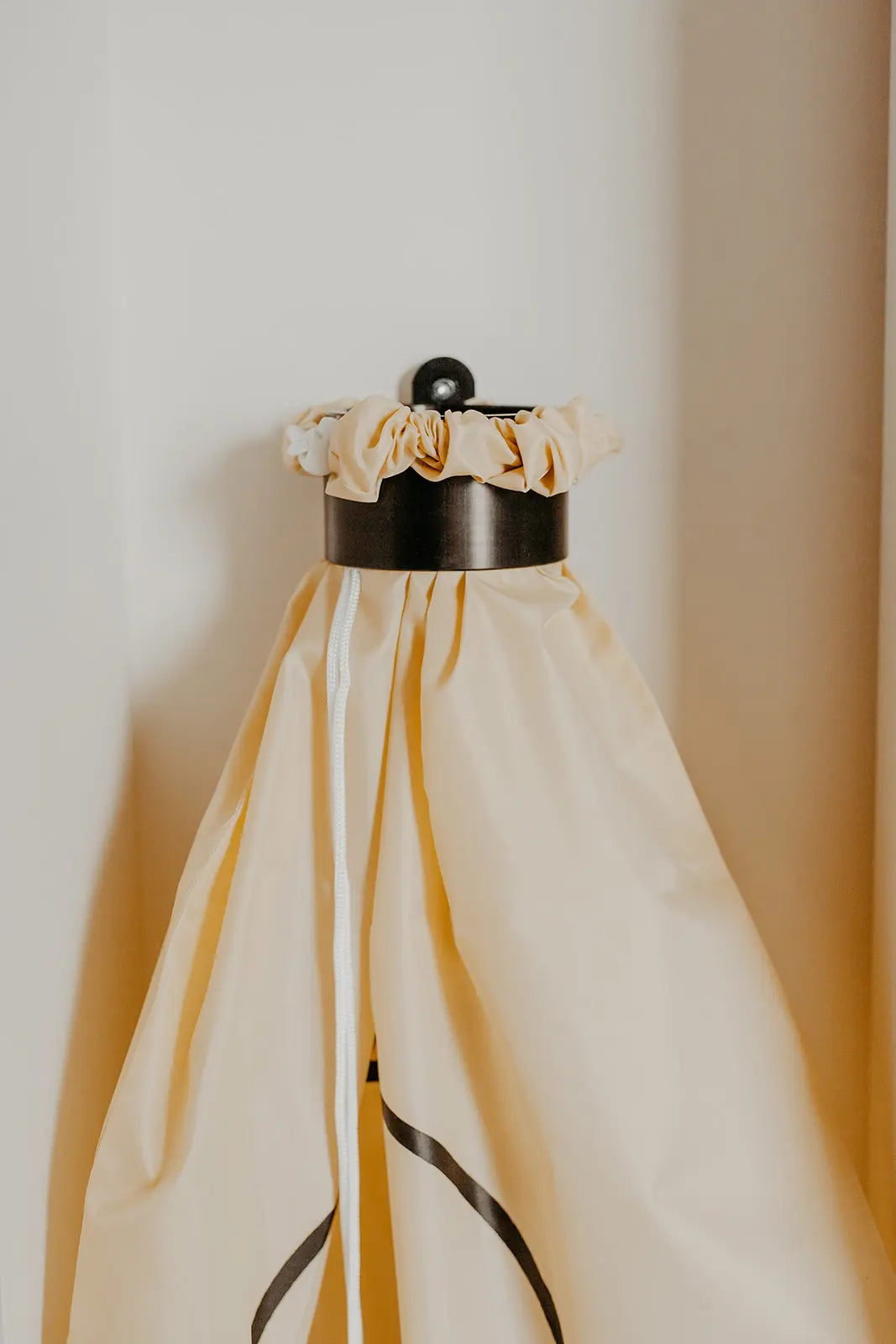 Sac CANTRAP installé sur un mur.